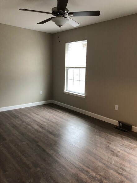 Building Photo - 1338 Village Circle Dr