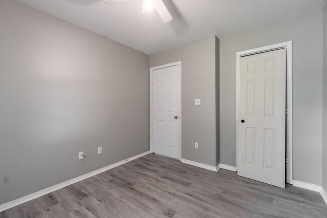Building Photo - Freshly Updated 3 Bed, 2 Bath Home in Fort...