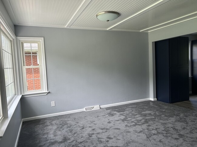 Building Photo - Newly Renovated 2 Bedroom Home Available f...