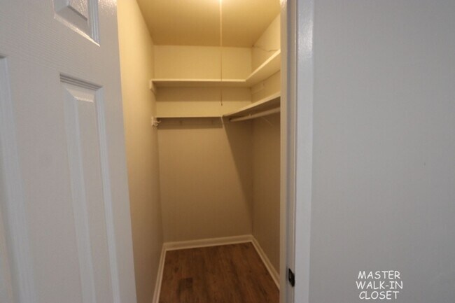 Building Photo - 1648 Ivy Rd