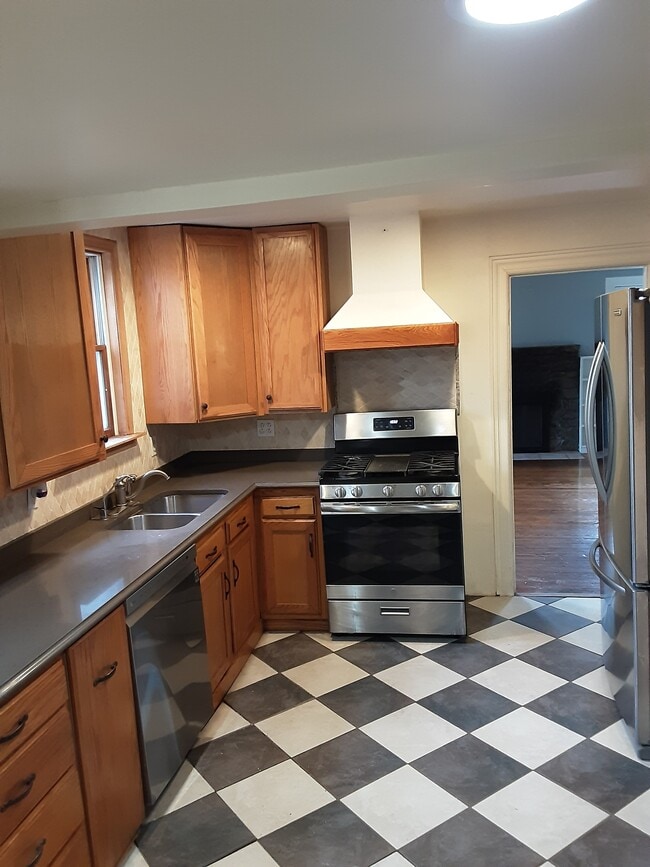 Building Photo - 8 Hillside Ave