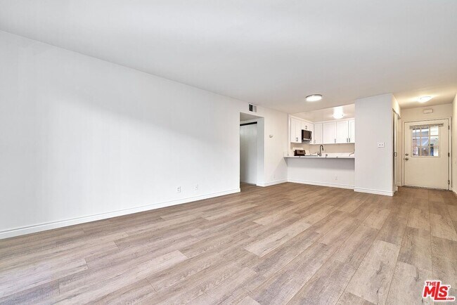 Building Photo - 326 S Manhattan Pl