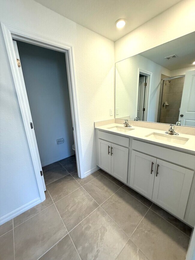 Building Photo - 3-Bed/ 2.5- Bath Modern Townhouse in Lakew...