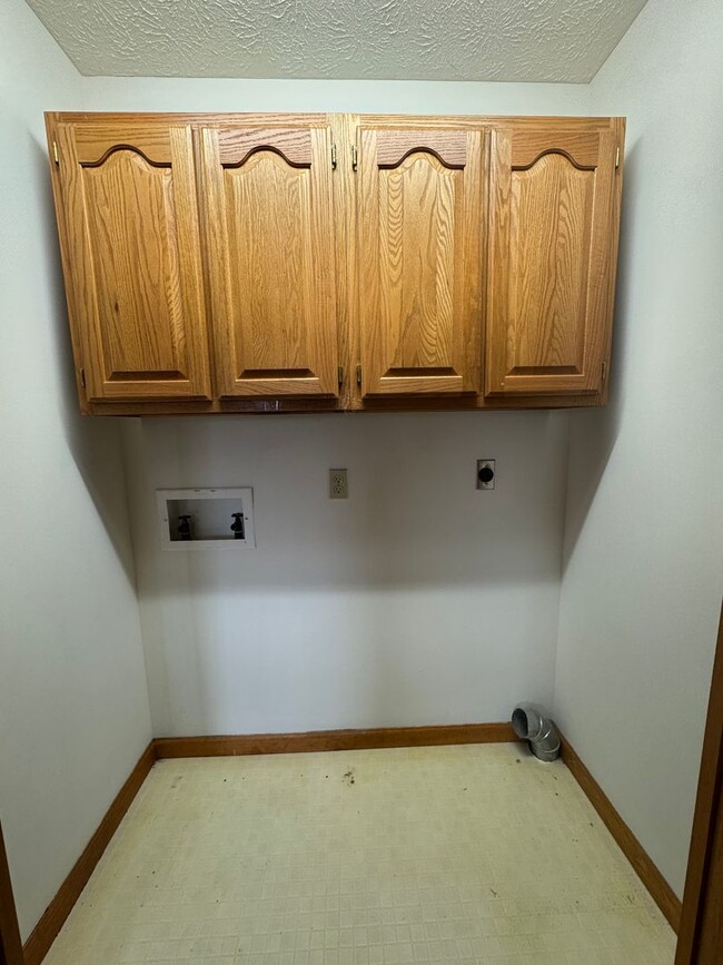 Building Photo - 2047 Parkside Dr