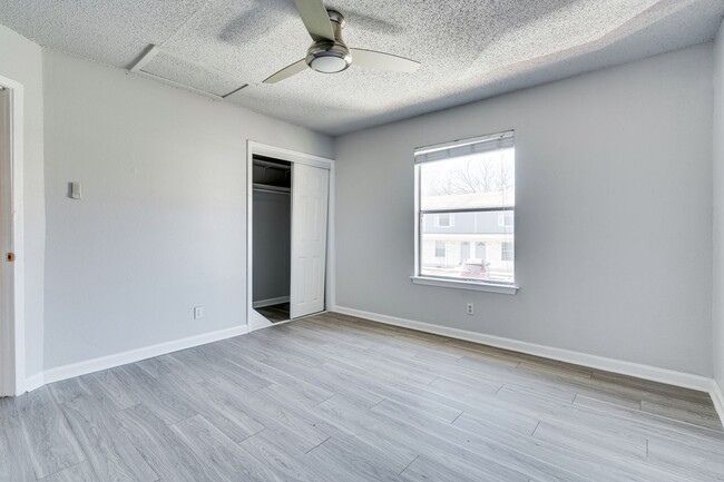 Building Photo - Broken Spoke - SOLA Townhome - 2BD - 1BA -...