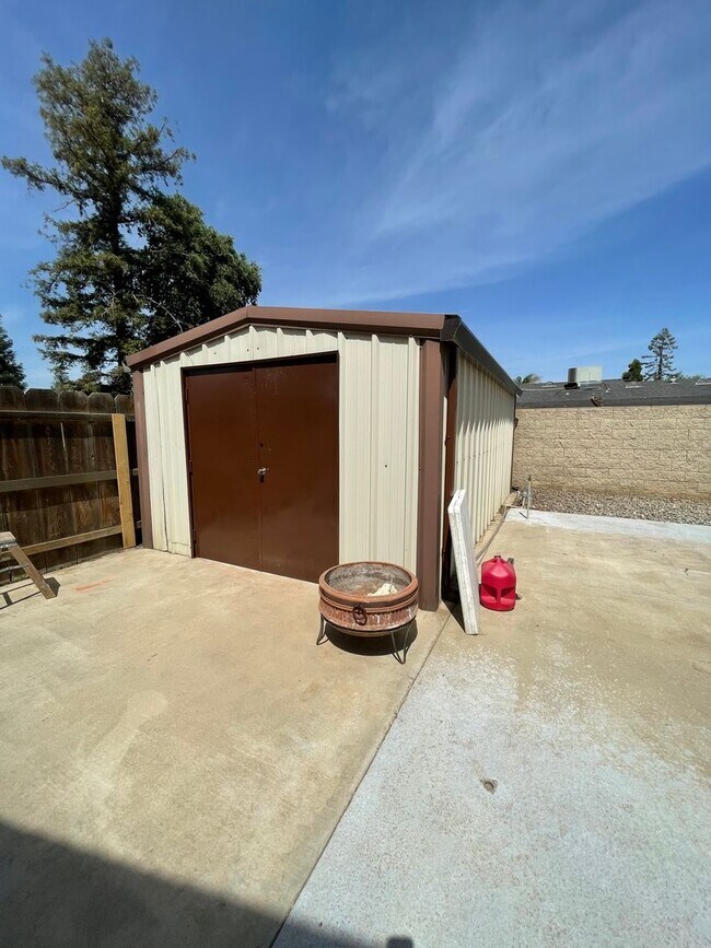 Building Photo - Spacious home in Tulare coming soon!
