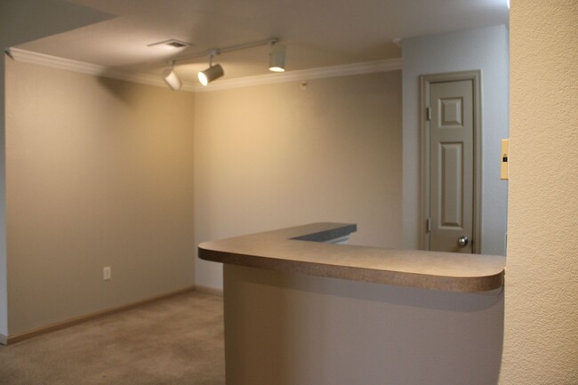 Building Photo - Lovely 2 Bedroom Condo