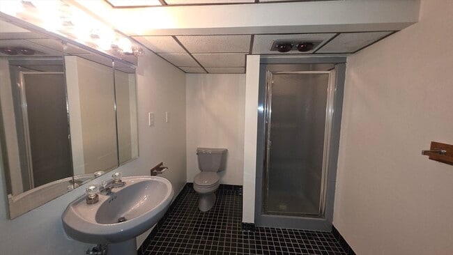 Building Photo - 13 E Brookfield Rd