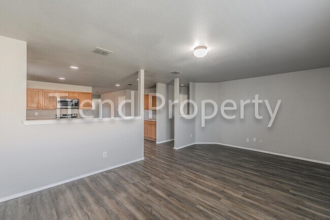 Building Photo - Beautiful Single Story 4 bedroom in Burles...