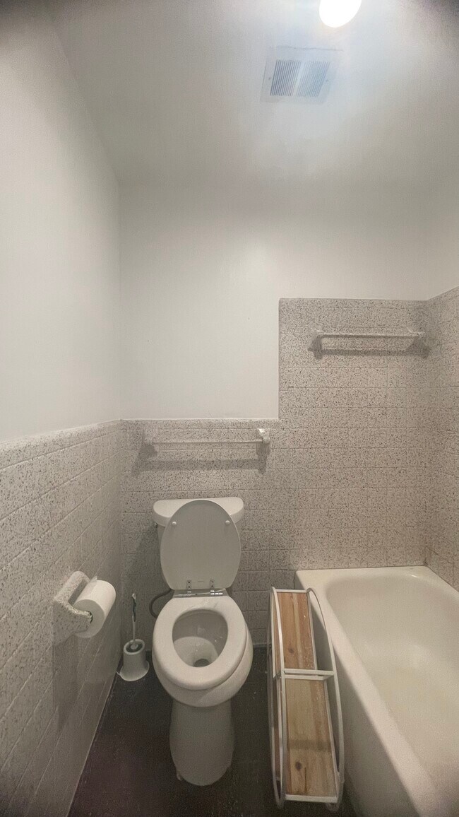 Building Photo - 5025 Wayneland Dr