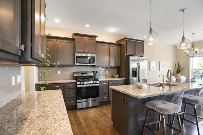 Building Photo - 4 Bedroom Ranch in SW Champaign - Availabl...