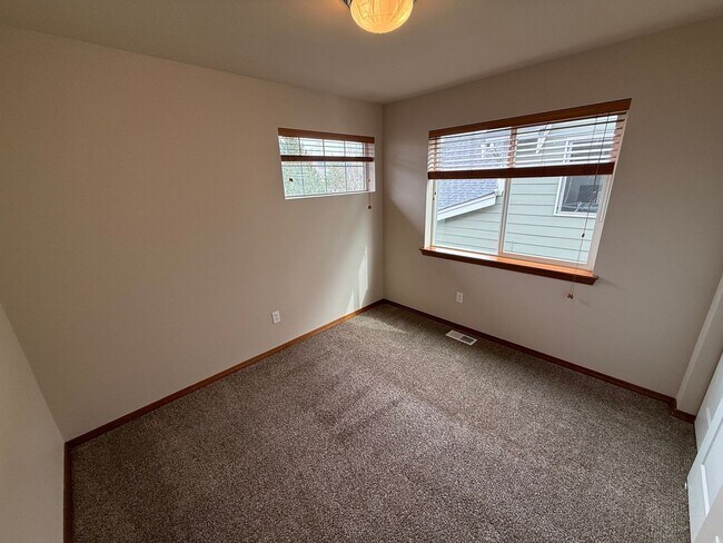 Building Photo - Beautiful 4 Bedroom in the Hidden Lake Community!