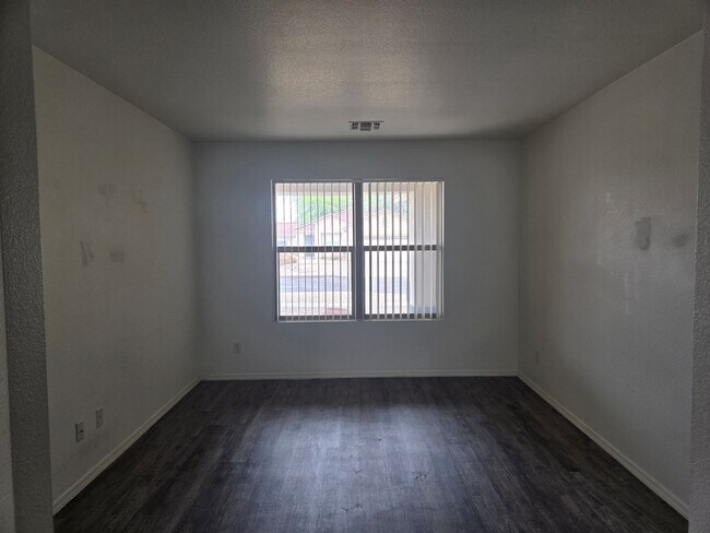 Building Photo - 3 bed, 2 bath in Surprise