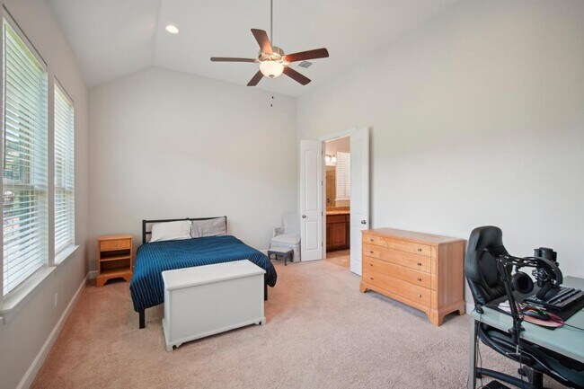 Building Photo - 134 Summer Square Dr