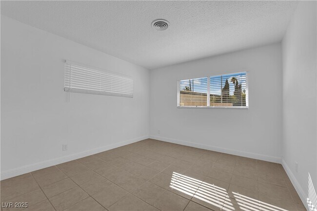 Building Photo - 105 Woodley St