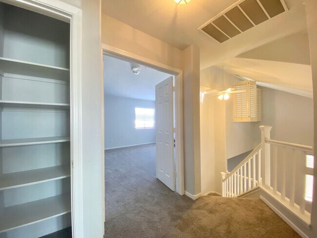 Building Photo - FANTASTIC SINGLE-FAMILY HOUSE WITH 4 BEDROOMS