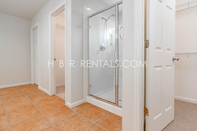 Building Photo - Comfort, Convenience & Space — Tracy Living at Its Best