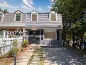 Building Photo - 3 Bed/1.5 Bath Townhome with Fenced Yard / Vouchers Accepted / Available Now!