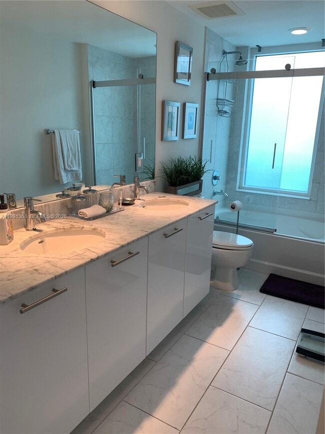 Building Photo - 950 Brickell Bay Dr