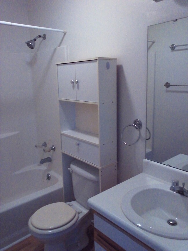Building Photo - 2 Bedrooms 1 Bath - Downstairs unit