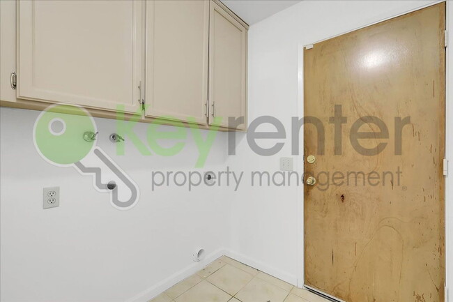 Building Photo - 10 Dempster Ct