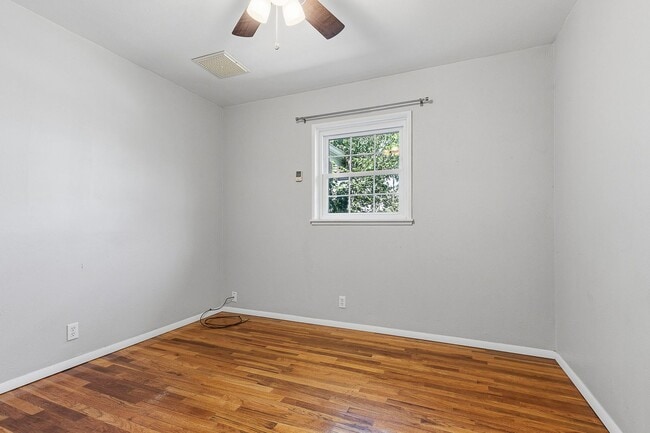 Building Photo - 3 Bedroom 2 Bath Conveniently Located House!