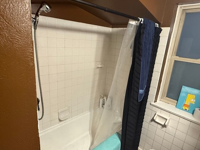 Building Photo - 602 E 7th St