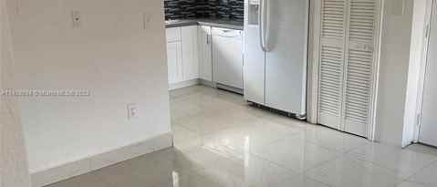 Building Photo - 2740 W 61st St
