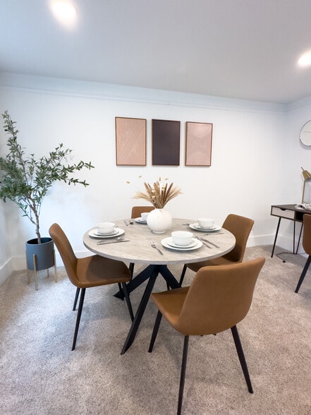 Dine and enjoy a meal in table that accommodates up to 5. - 1519 32nd Ave