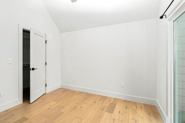 Building Photo - 935 E 51st St