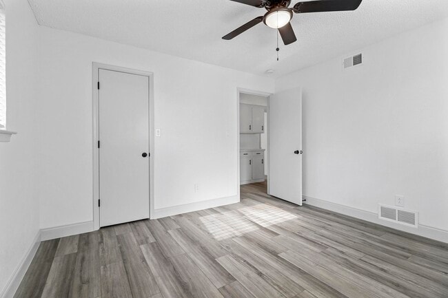 Building Photo - 2404 Kentfield Ln