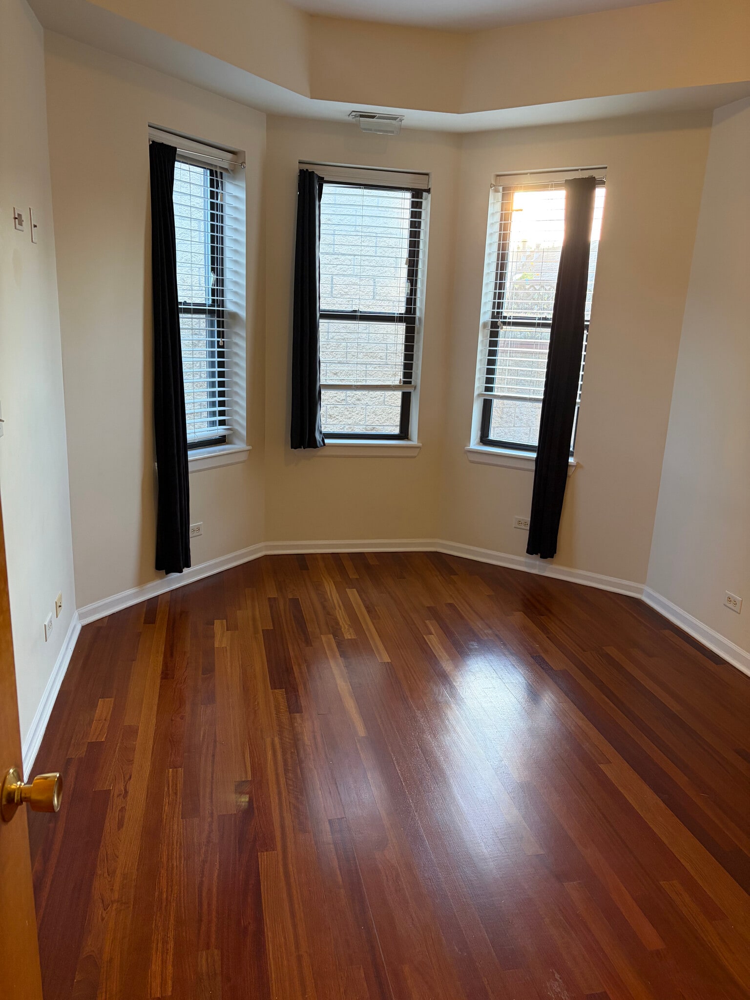 Building Photo - 1137 E Hyde Park Blvd