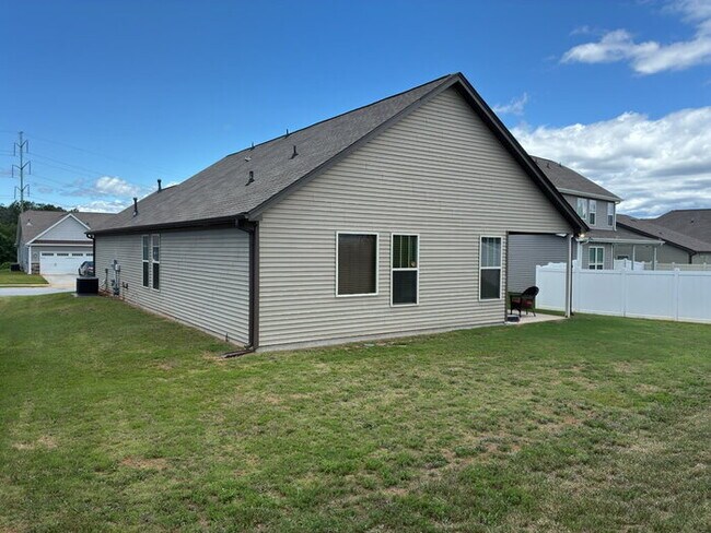 Building Photo - "Charming 3-Bedroom Home with 2 Full Baths in Greenville's Forest Ridge!"