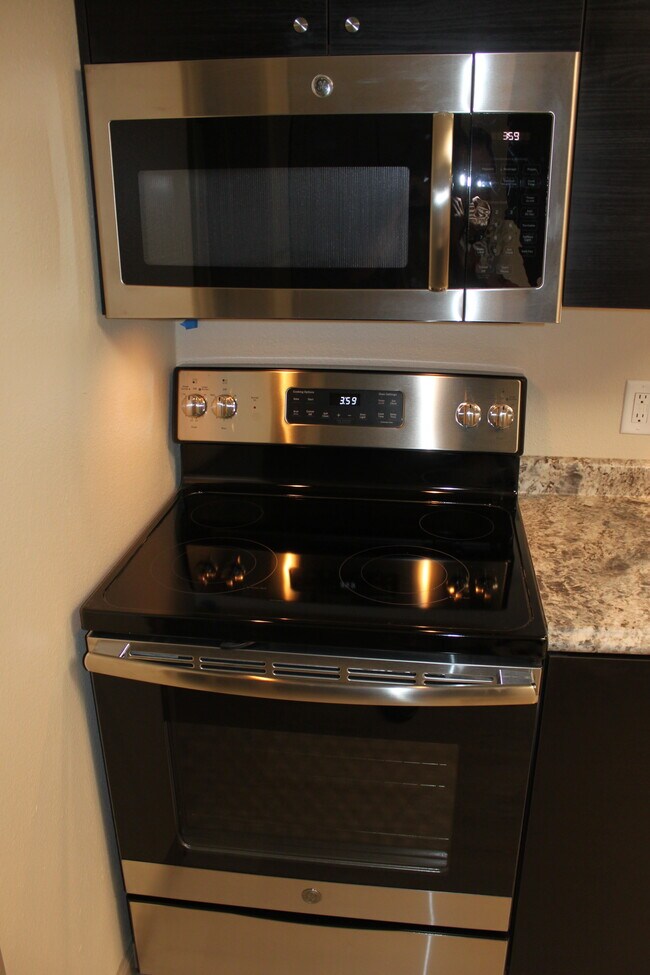 Kitchen Range - 1109 5th Ave S