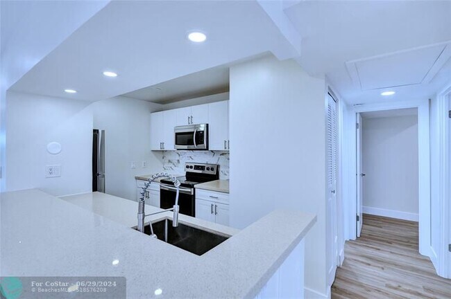 Building Photo - 1407 NE 56th St