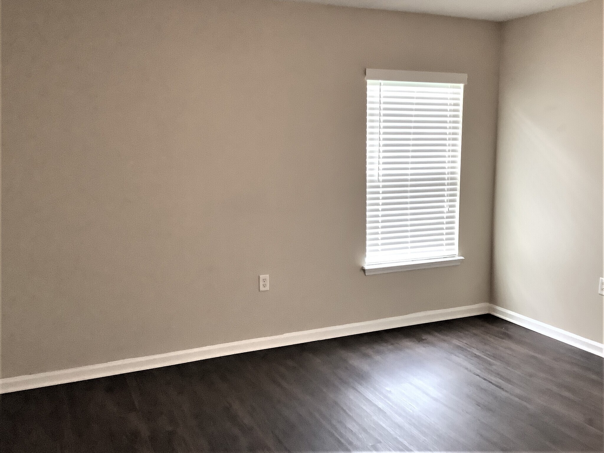 Building Photo - 11293 Justin Oaks Dr N