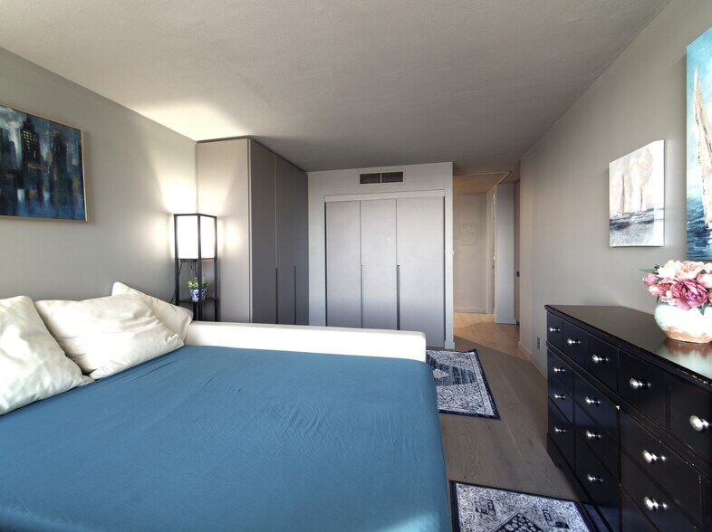 Building Photo - 1 Gold St