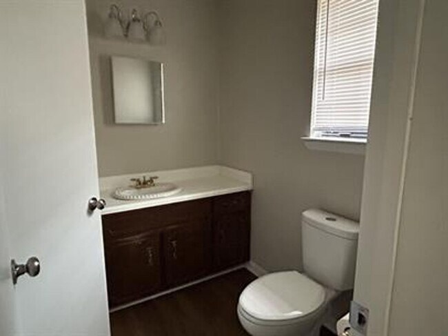 Building Photo - 220 Garden Cir