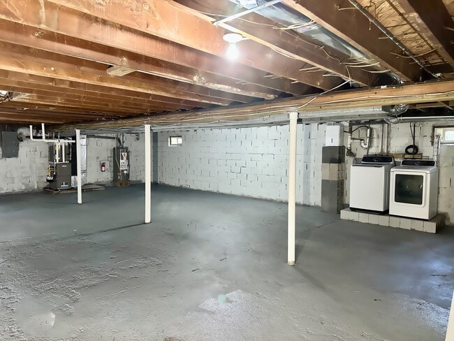 Building Photo - 135 S Main St