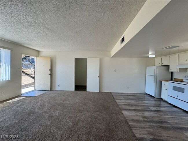 Building Photo - 922 N 1st St
