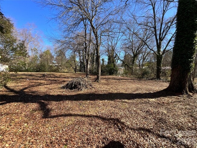 Building Photo - 611 Hoover Dr