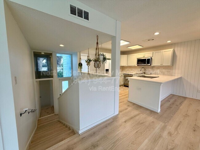 Building Photo - 222 7th St