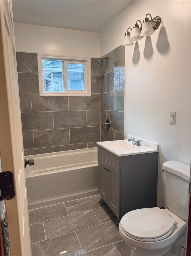 Building Photo - 543 Brooks Ave