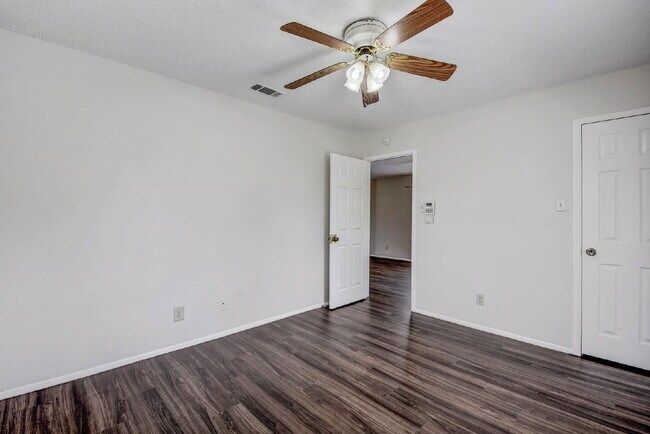 Building Photo - 4806 Russet Hill Dr