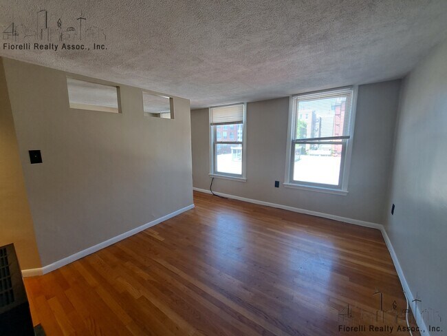 Building Photo - 18 Parmenter St