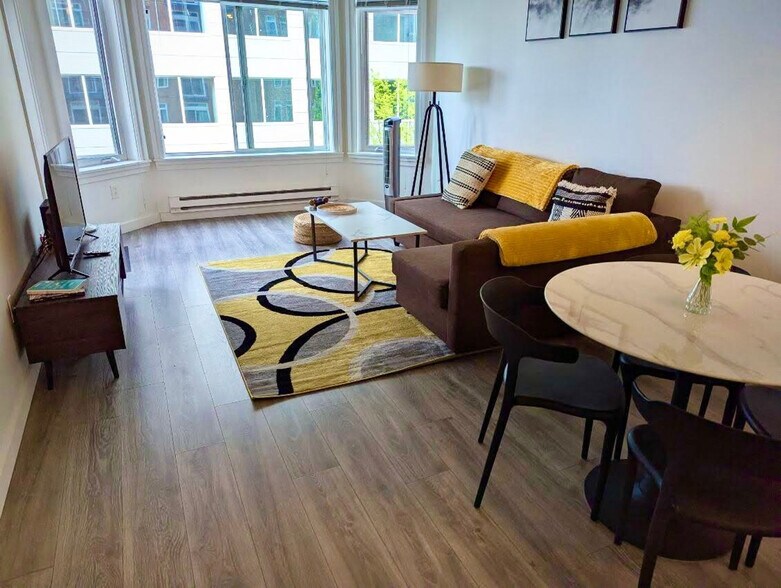 Building Photo - 2415 2nd Ave