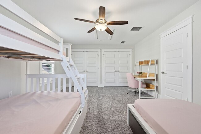 Building Photo - Stunning 4 Bedroom Home with Solar Energy & Private Pool!