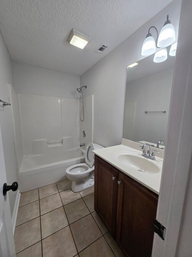 Building Photo - 142 Leeswood Cir