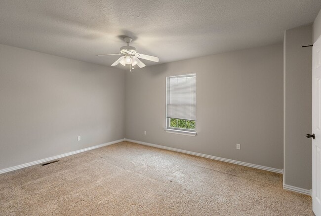 Building Photo - Siloam TownHome