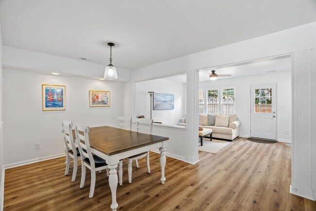 Building Photo - Furnished Townhome in VB